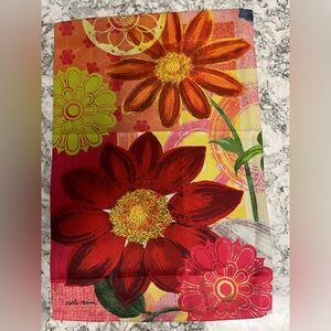 NEW Garden Flag, New. Bright beautiful floral pattern!